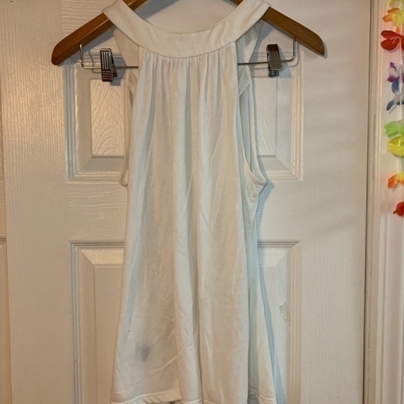 Essential White Front Cutout Top Size Medium - Picture 6 of 8